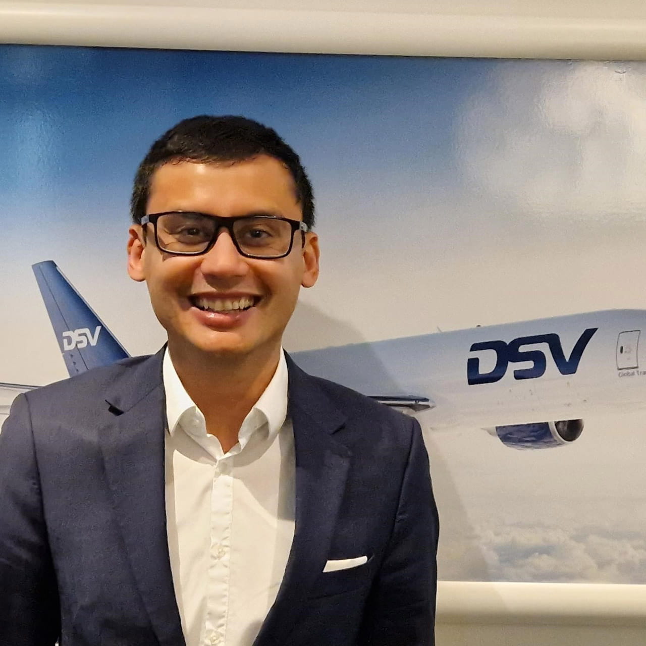 Mann vor einem Flugzeugbild